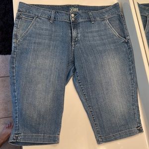 Old Navy calf length denim pants. Worn once or twice.
